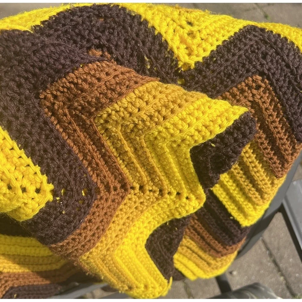 Vintage Retro Zig Zag Chevron Afghan Blanket  Yellow Brown Groovy 64"x80" - Picture 3 of 3